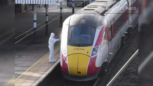 Filmul atacului din tren, de l&acirc;ngă Londra. Primar: &bdquo;E ceva ce nu mi-aș fi imaginat niciodată că s-ar putea &icirc;nt&acirc;mpla&rdquo;